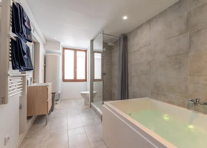 Le Romantique Jacuzzi Centre Apartment