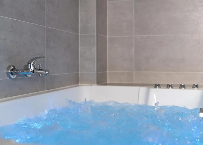 Le Romantique Jacuzzi Centre Apartment *